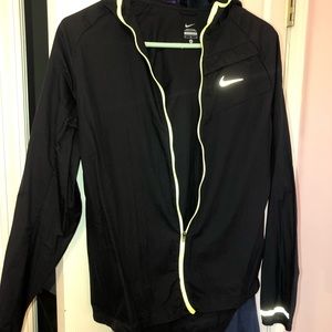 Women’s Nike Windbreaker/Rain Jacket. Size Medium